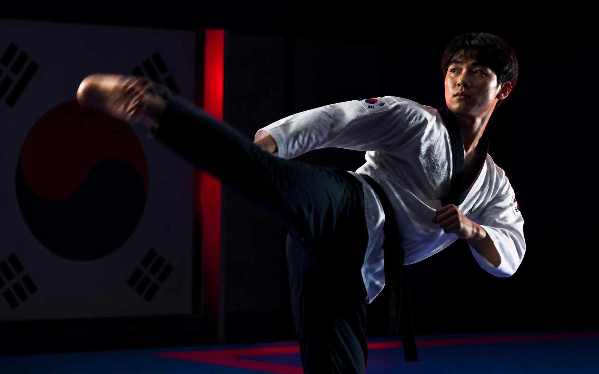 Atleta de Taekwondo ejecutando una patada alta